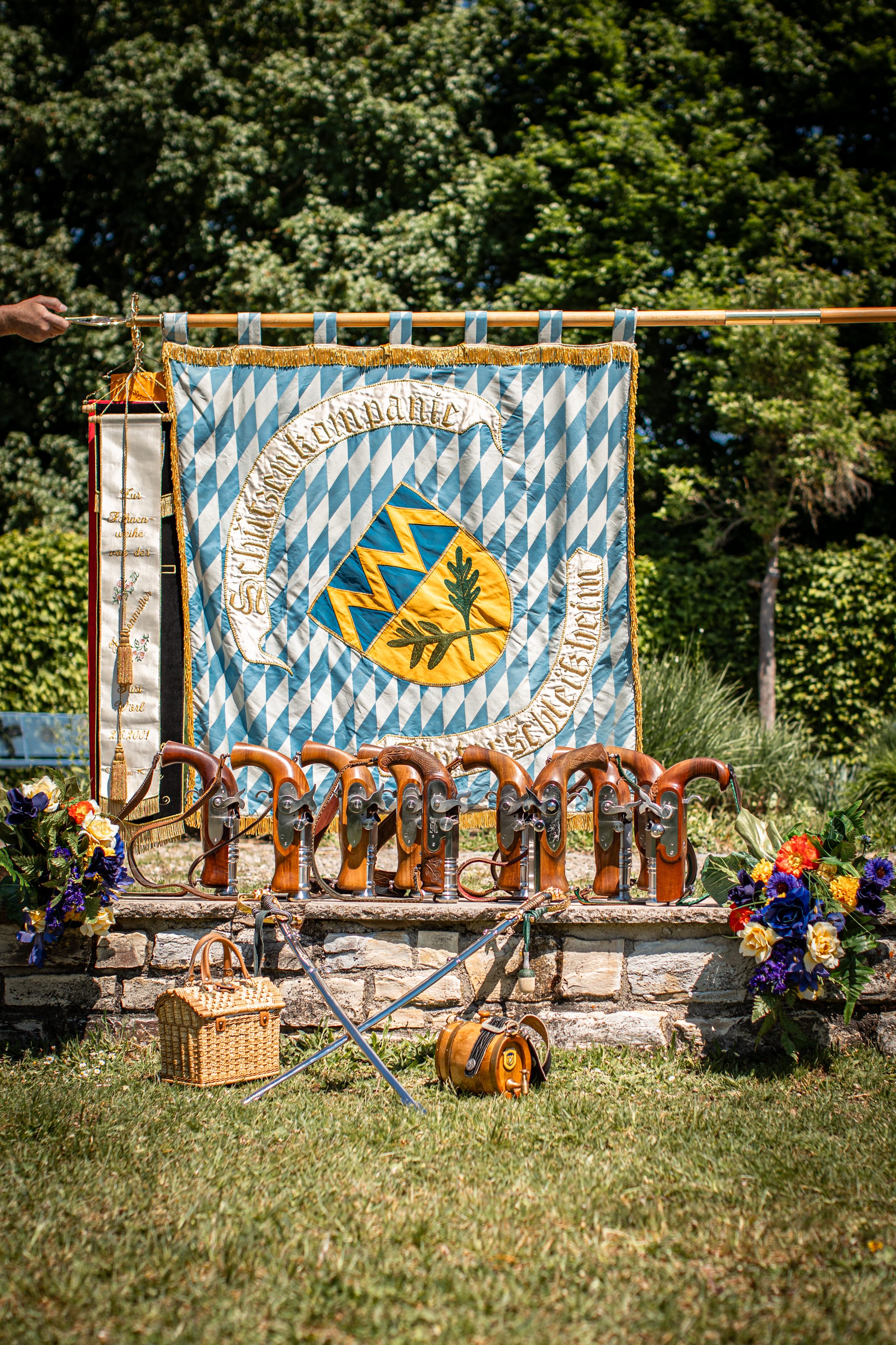 aufgereihte Böller mit Fahne im Hintergrund