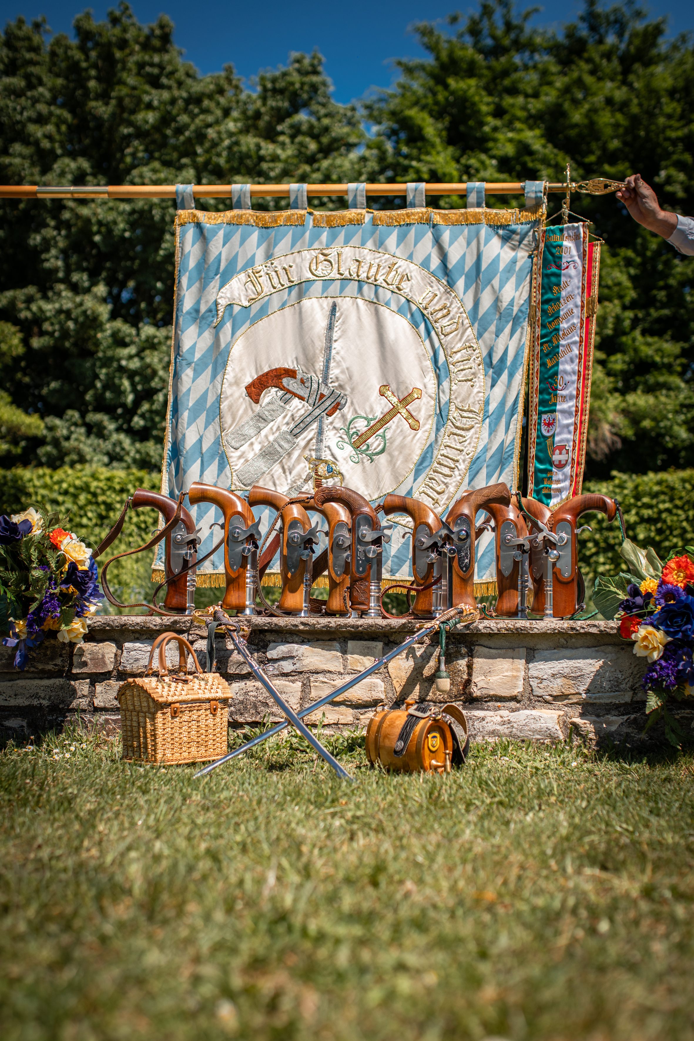 aufgereihte Böller mit Fahne im Hintergrund