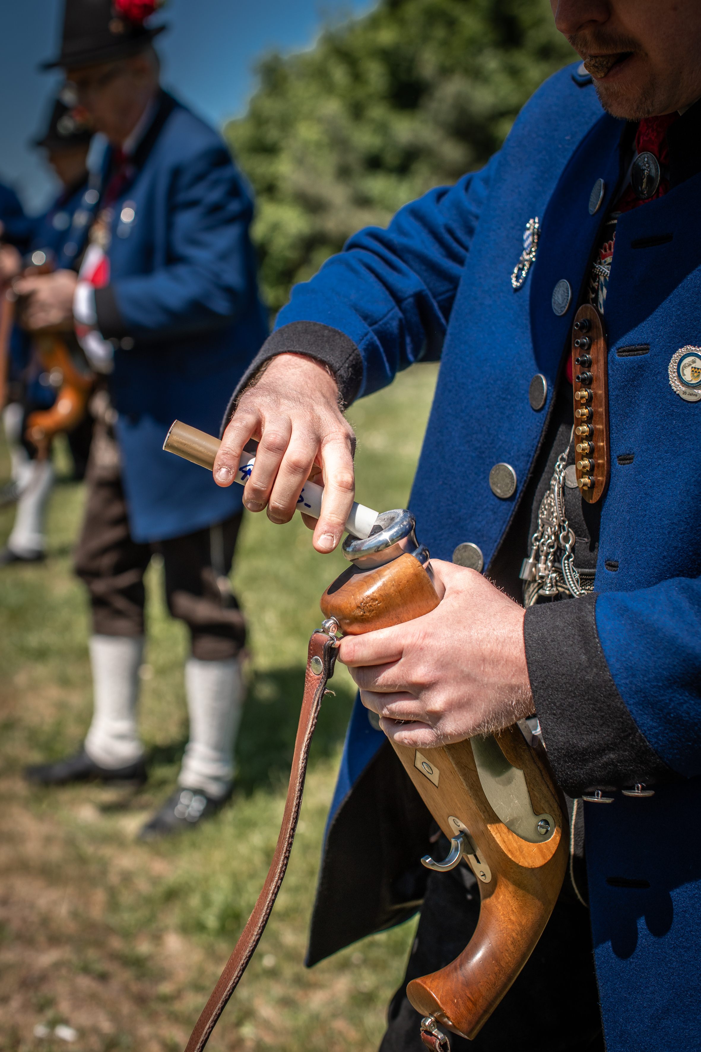 Böller wird mit Schwarzpulver befüllt