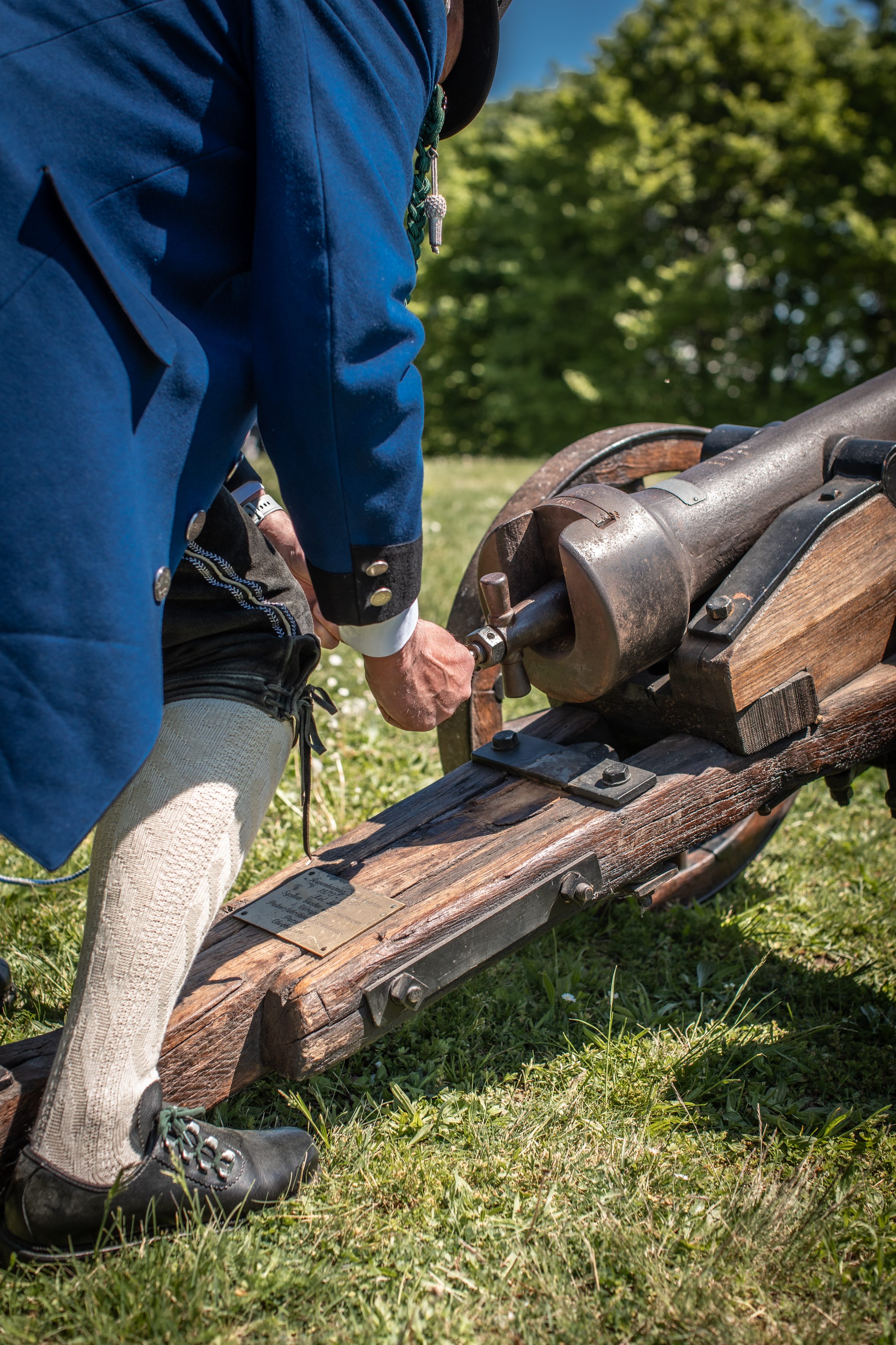 Historische Kanone beim Anbringen des Zündhütchens